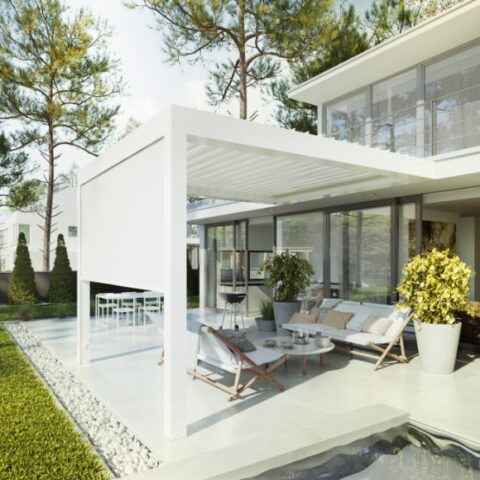 Pergola bioclimatique moderne et lumineuse Stores Vendée