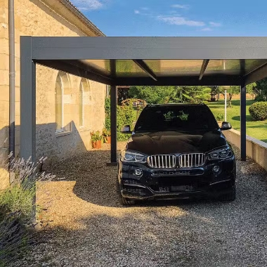 SUV sous un carport