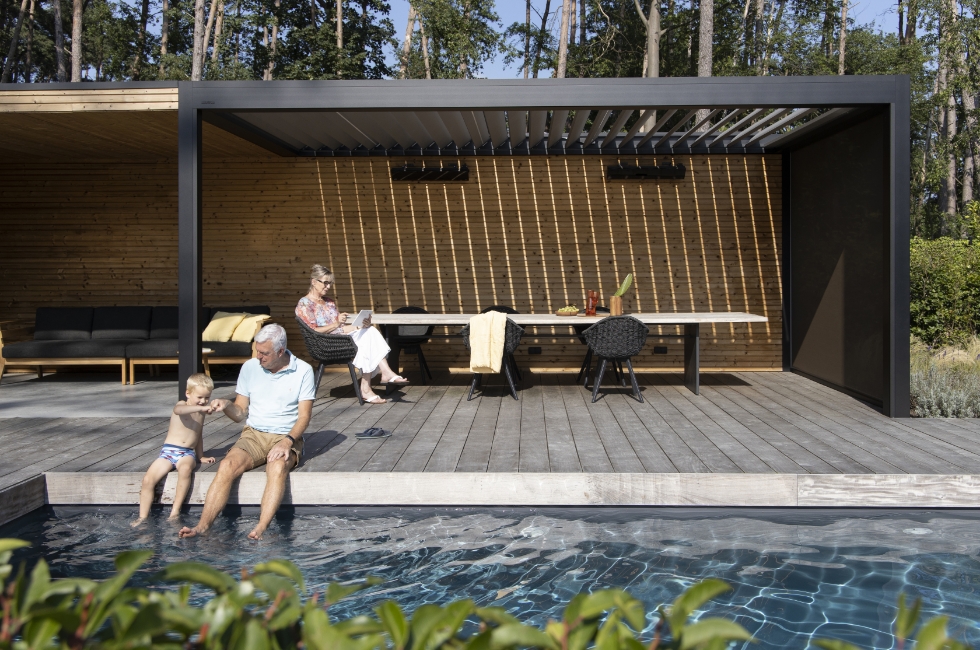 Pergola bioclimatique Linconyl bord de piscine