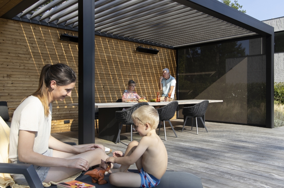 Pergola bioclimatique Linconyl avec famille