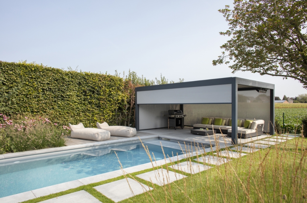 Pergola bioclimatique Linconyl fond de jardin