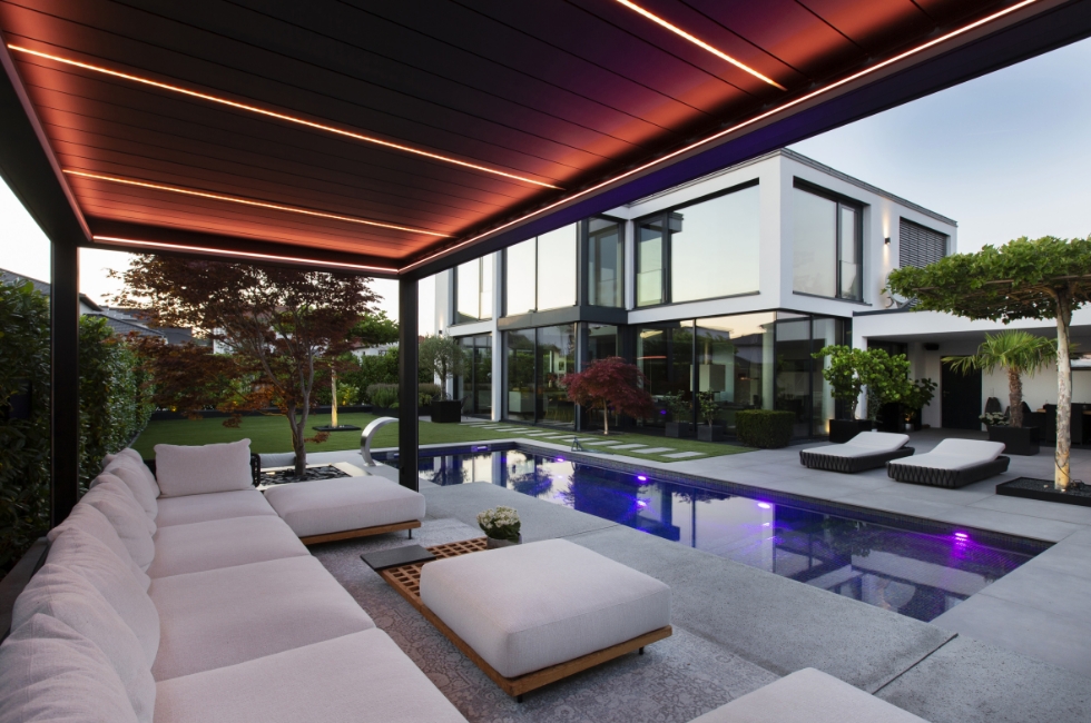 Pergola bioclimatique Linconyl éclairée