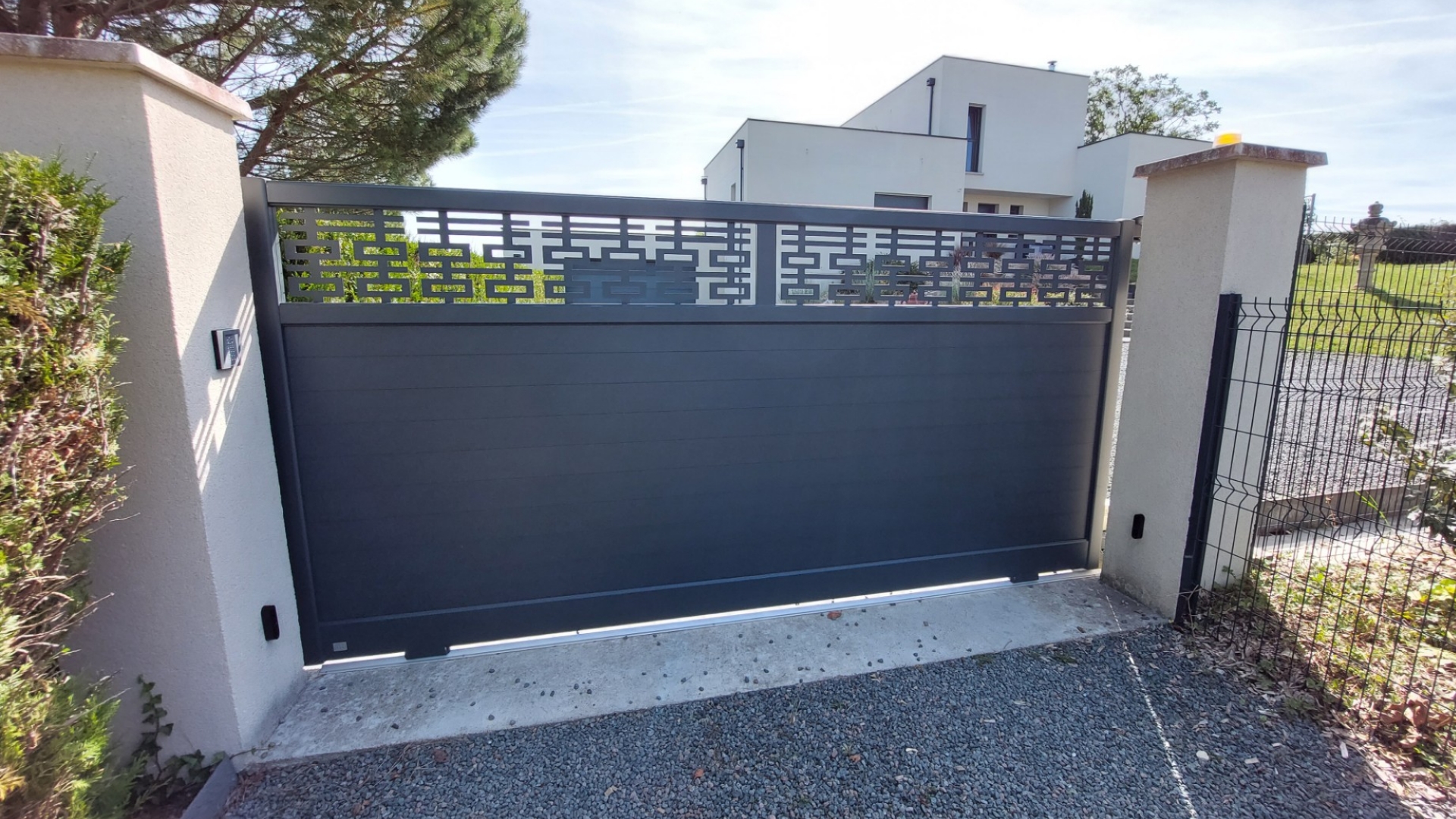 Portail coulissant Linconyl avec motif partie supérieure