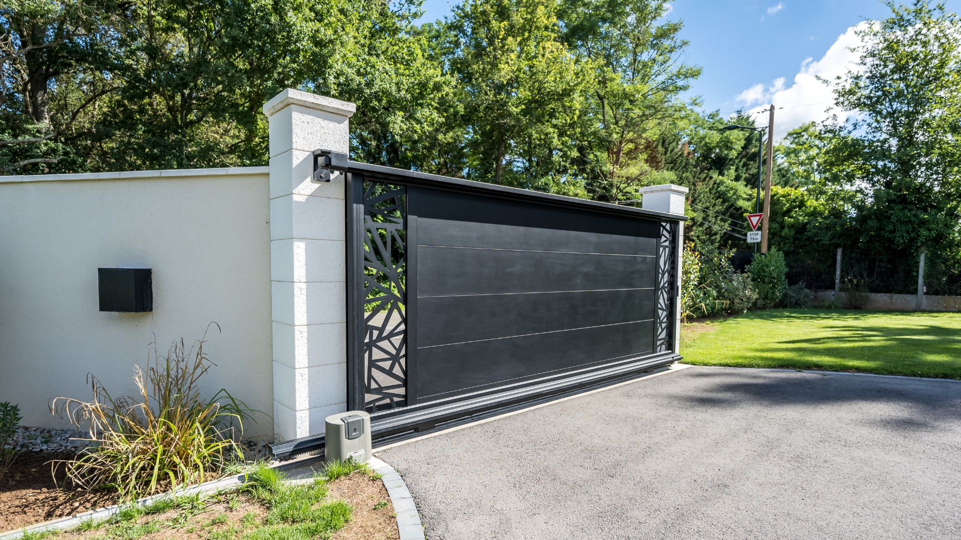 Portail coulissant Linconyl avec ornements sur les côtés