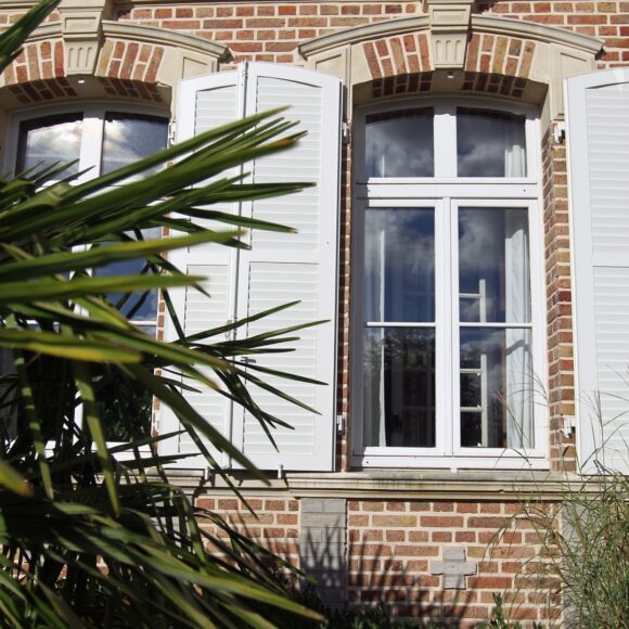 Fenêtre bois blanche Linconyl de l'extérieur