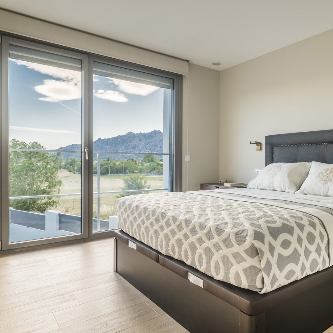 Fenêtre PVC grise Linconyl chambre