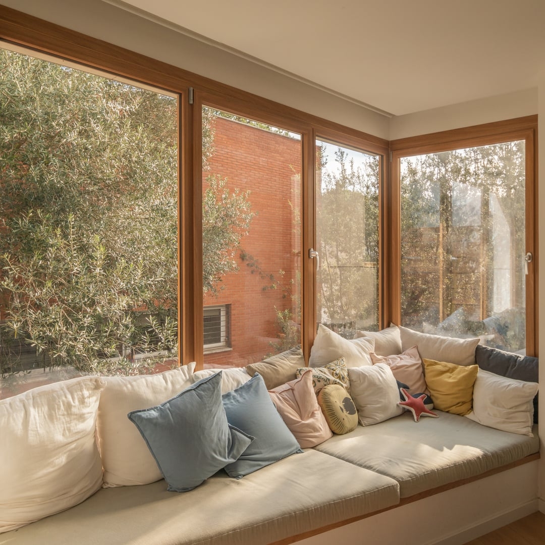 Fenêtre PVC marron Linconyl canapé