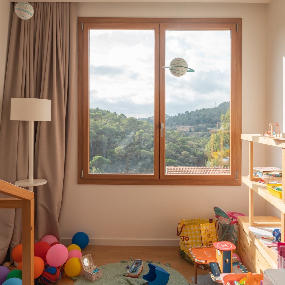 Fenêtre PVC marron Linconyl chambre