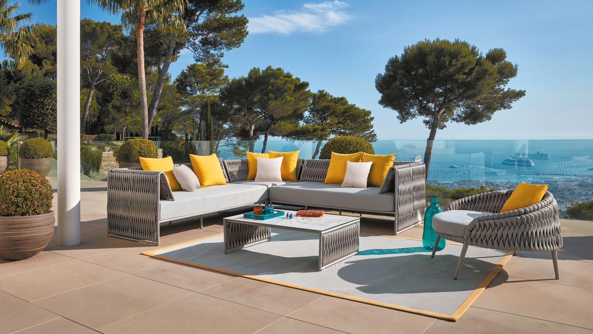 Salon de jardin Linconyl avec coussins jaunes