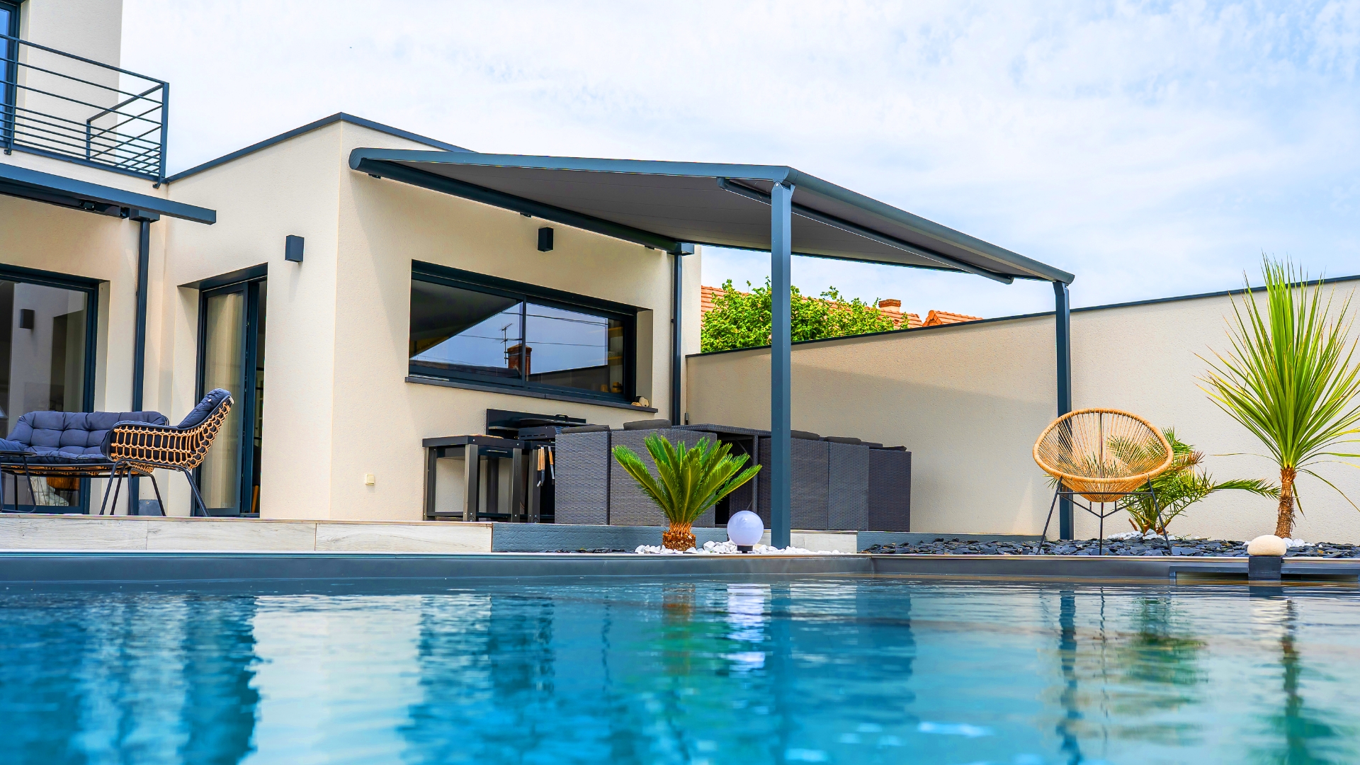 Pergola toile enroulable Linconyl bord de piscine