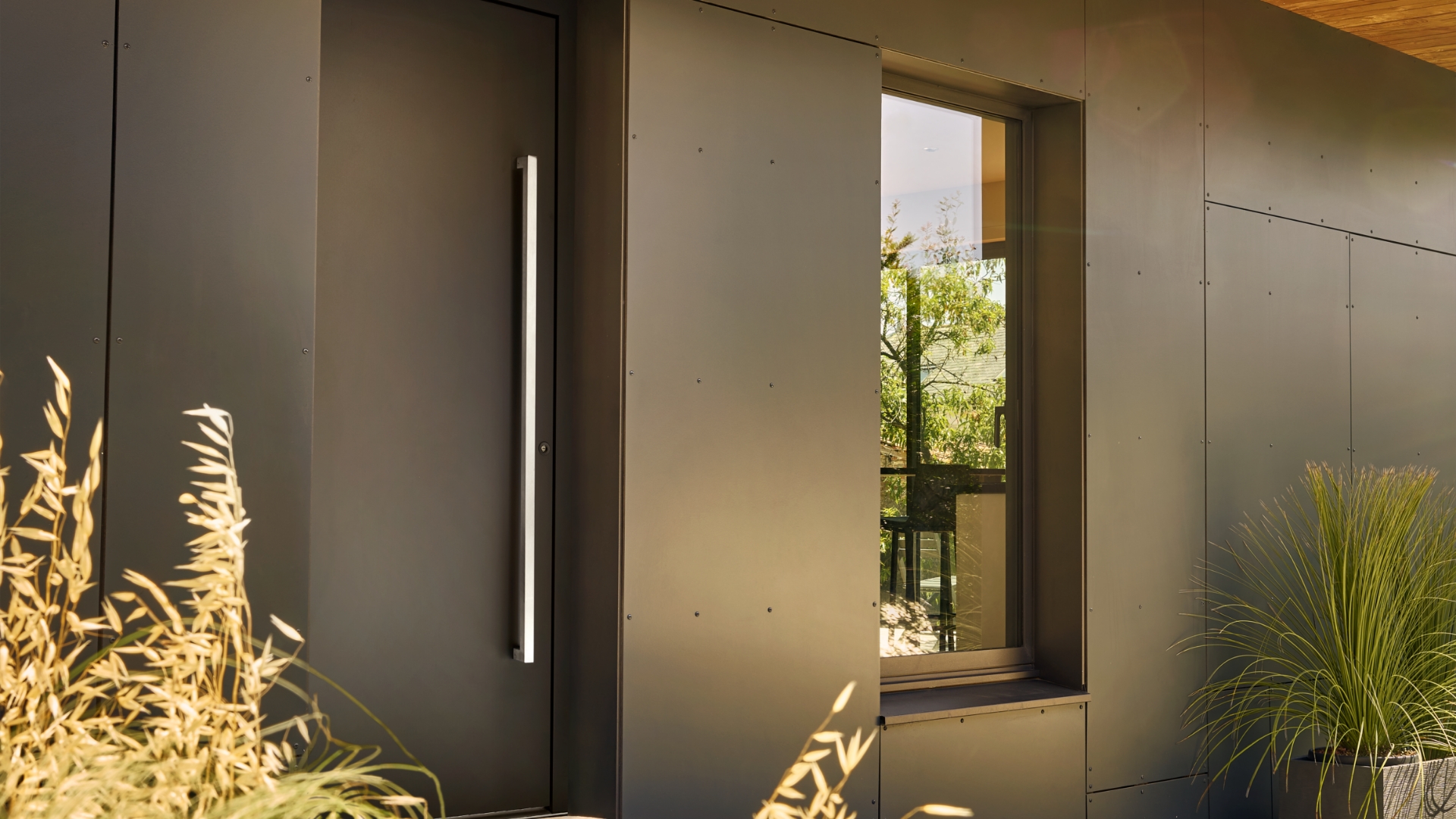 Porte d'entrée alu PVC Linconyl façade noire