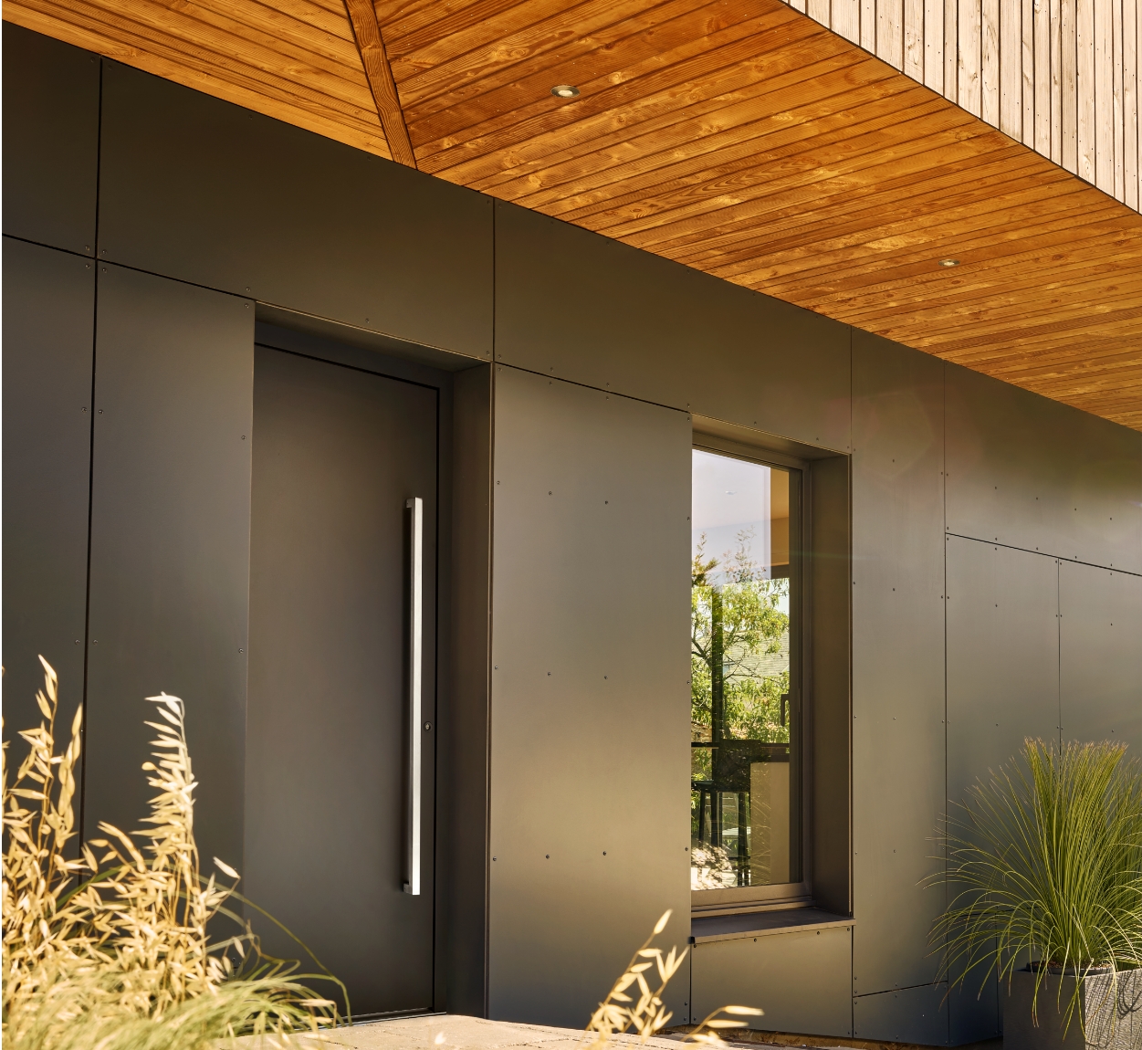 Porte d'entrée alu PVC Linconyl façade noire