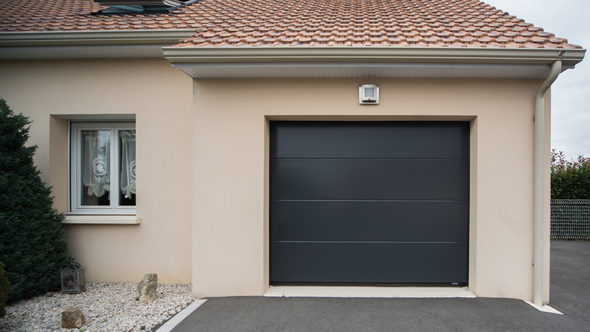 Porte de garage enroulable Linconyl noire