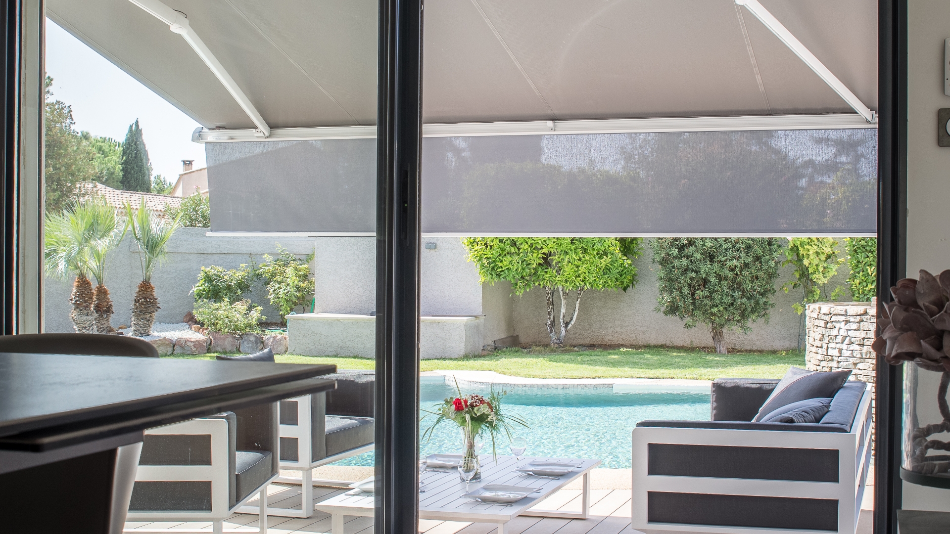 Store banne Linconyl bord de piscine