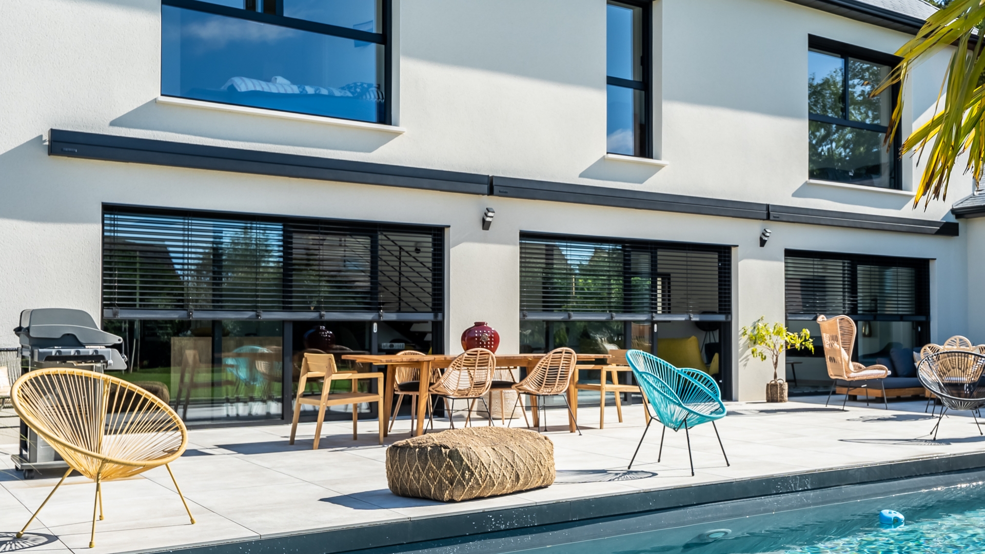 Store brise-soleil orientable Linconyl bord de piscine