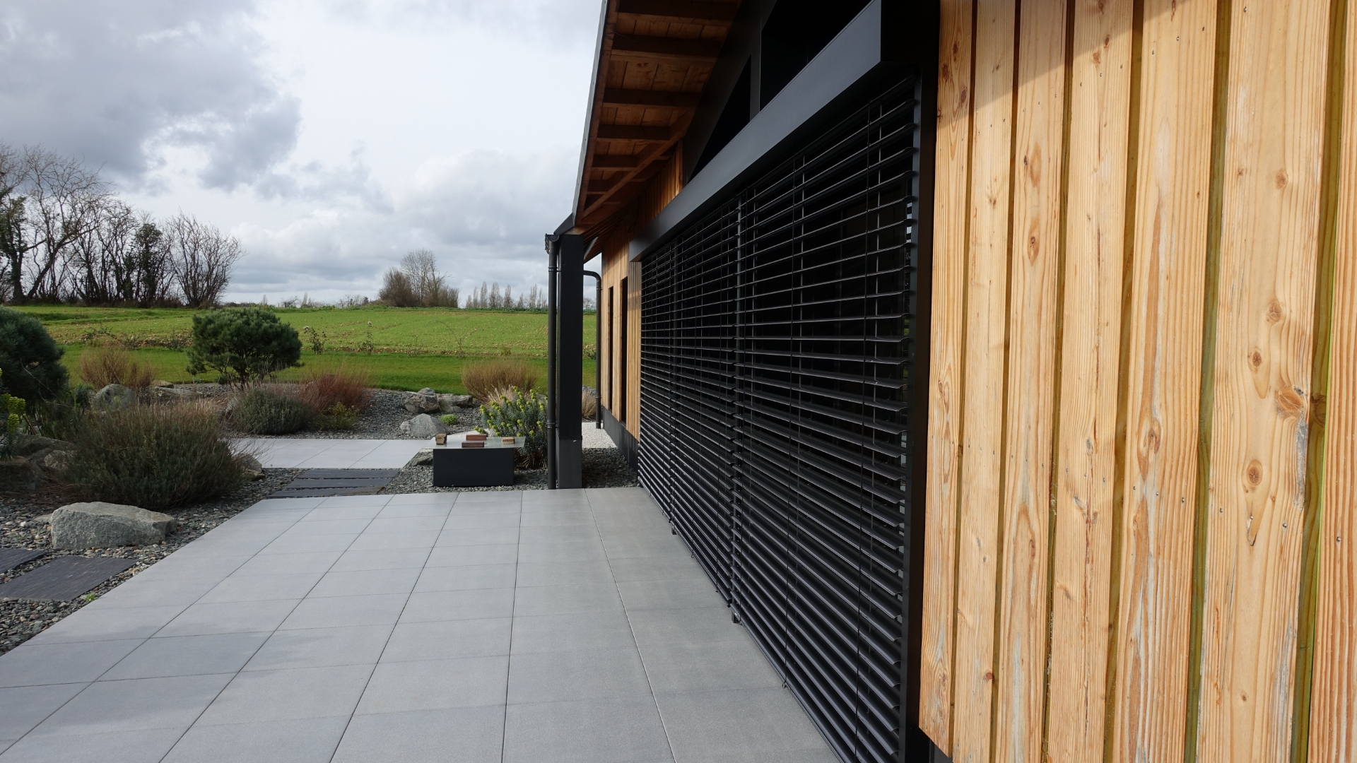 Store brise-soleil orientable Linconyl noir