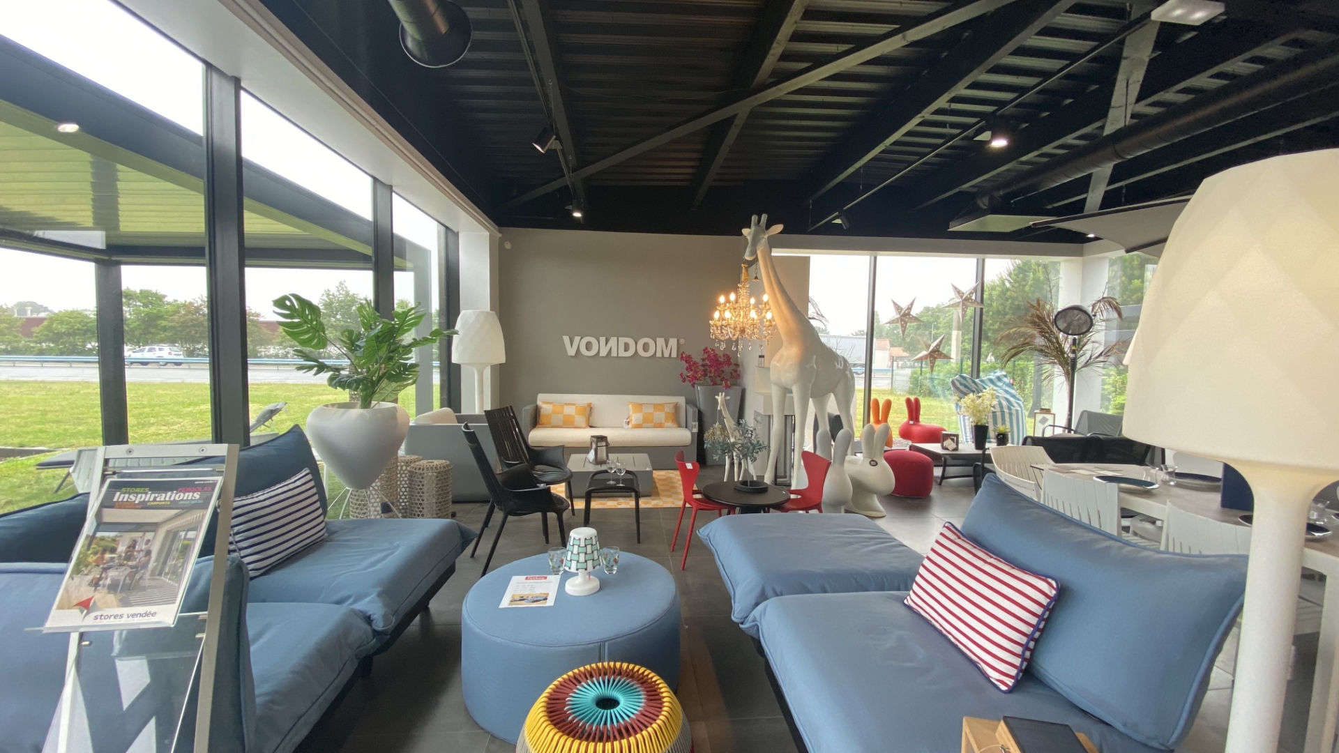 Intérieur d'agence de Stores Vendée aux Sables d'Olonne