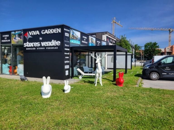 Devanture de l'agence de Stores Vendée aux Sables d'Olonne