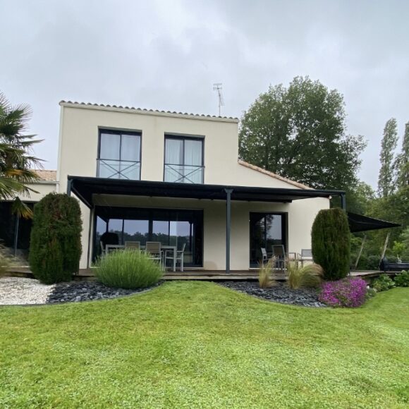 Réalisation de Stores Vendée : Pergola corail