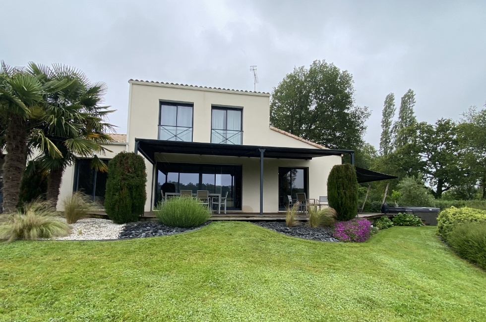 Réalisation de Stores Vendée : Pergola corail